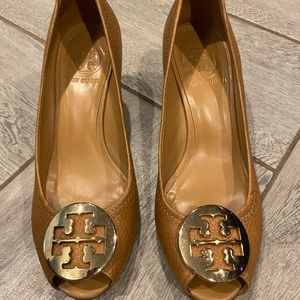 Tory Burch Tan Gold Wedges Sz 6.5 Worn once!!